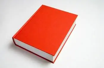 Пустая красная книга на белом.
