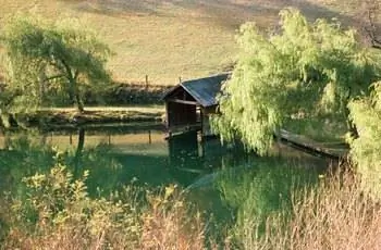 Эллинг у сельского пруда