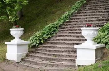 Архитектурная деталь сада старой каменной лестницы