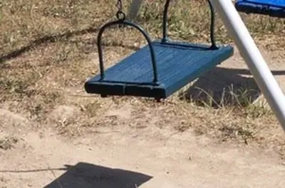 Как уберечь траву от сорняков на игровом дворе &