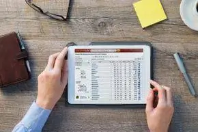Человек просматривает SEMRush на планшете.