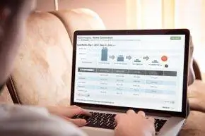 Человек просматривает KISSmetrics на компьютере.