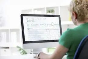 Человек просматривает Insights на компьютере.