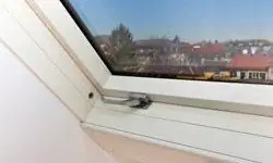 белый оконный замок