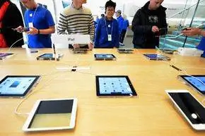 Многочисленные iPad Mini на выставке в магазине Apple в Лос-Анджелесе в ноябре 2012 г.