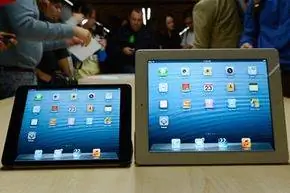iPad Mini и iPad четвертого поколения были представлены рядом на пресс-конференции Apple в октябре 2012 года, где были анонсированы оба устройства.