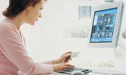 Женщина делает покупки онлайн