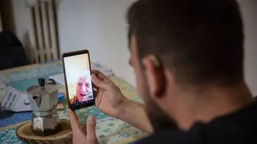 разговор с дедушкой через WhatsApp