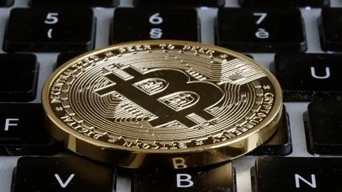 Биткойн на клавиатуре компьютера