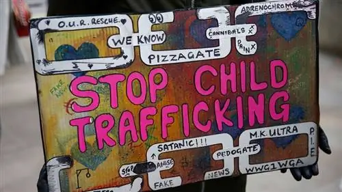 знак с изображением нескольких теорий заговора QAnon