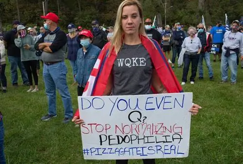 Сторонники QAnon