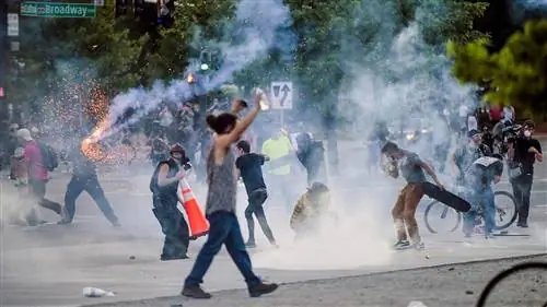 Слезоточивый газ, использованный на протестах, может способствовать распространению коронавируса