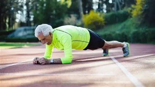 старший мужчина делает отжимания