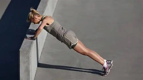 женщина отжимается от стены