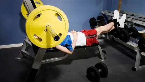 Мужчина расслабляется на скамейке