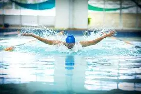 человек плавает в бассейне