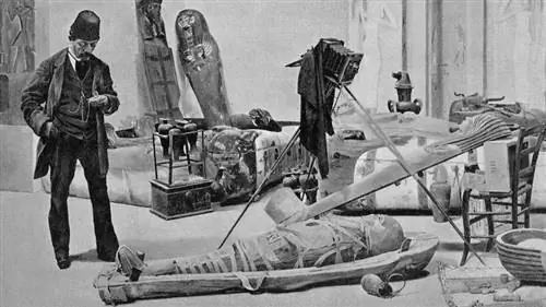 Мужчина фотографирует мумию