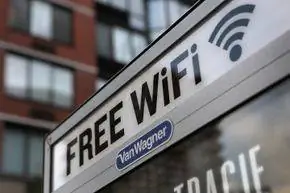 Показана точка бесплатного Wi-Fi в Нью-Йорке.