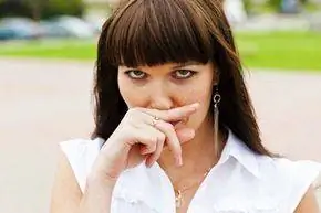 Женщина давит на верхнюю губу