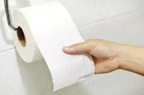 Руки хватаются за туалетную бумагу