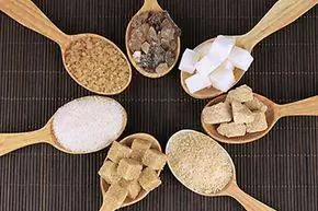 Ложки с коричневыми и белыми сортами сахара