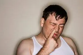 Мужчина собирает бугер