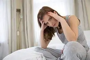 женщина выглядит больной