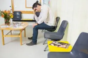 Ожидание в отделении неотложной помощи может быть довольно долгим. Если вам нечем занять себя, это будет ощущаться еще дольше.