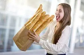 девушка ест буханки хлеба