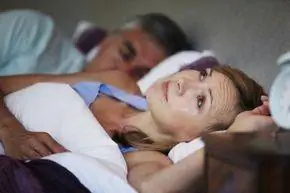 Краткосрочную бессонницу обычно можно лечить, изменив свои привычки сна.