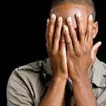 мужчина прячет лицо