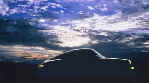 Силуэт автомобиля Porshe 911 в облачном небе