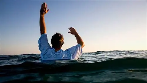 умереть, утонув