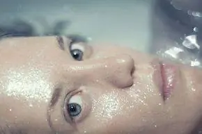 женщина в ванне