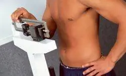 Человек, использующий весы