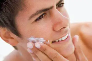 мужчина наносит лосьон