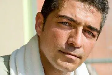 мужчина с жирной кожей