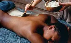 женщина получает обертывание