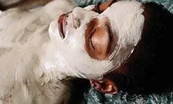 женщина получает обертывание