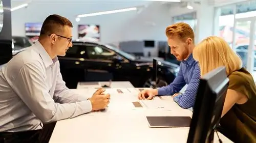 Продавец автомобилей и клиенты