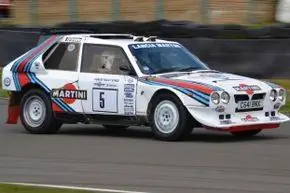 Lancia Delta S4 находится на гоночной трассе.