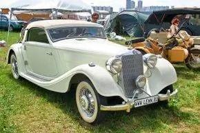 Показан Mercedes-Benz 320 1939 года выпуска.