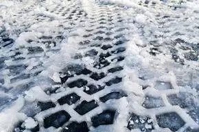 следы шин на льду и снегу