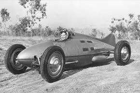 Женщина за рулем Belly Tank Racer Женщина за рулем Belly Tank Racer