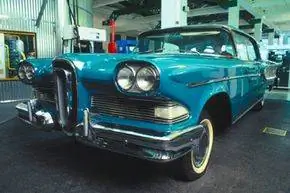 Edsel производился Ford Motor Company в период с 1957 по 1959 год и предназначался для заполнения предполагаемого пробела между линиями Ford и Mercury. Edsel производился Ford Motor Company в период с 1957 по 1959 год и предназначался для заполнения предполагаемого пробела между линиями Ford и Mercury.