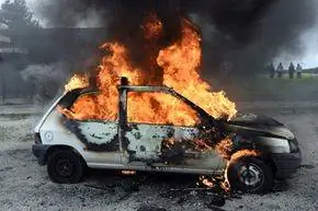 Мог ли этот пожар быть вызван попаданием пули в топливный бак автомобиля? (Возможно нет.) Мог ли этот пожар быть вызван попаданием пули в топливный бак автомобиля? (Возможно нет.)