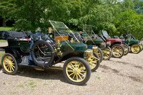 Автомобили с паровым двигателем, такие как эти старинные пароходы Stanley, являются хорошим примером двигателя внешнего сгорания, используемого для приведения в движение автомобиля.