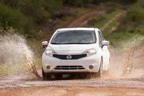 Nissan Europe начал испытания инновационной технологии окраски, которая отталкивает грязь, дождь и повседневную грязь, а это означает, что водителям, возможно, больше никогда не придется мыть машину.