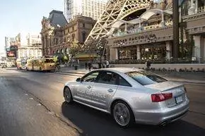 Автомобиль Audi Connect A6 курсирует по Лас-Вегас-Стрип.