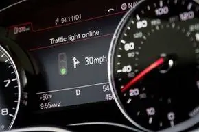 Информация о светофоре отображается в информационной системе Audi Driver Information System (DIS), расположенной в центральной комбинации приборов автомобиля.